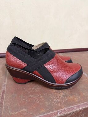 New! Jambu Cali embossed leather comfort clogs